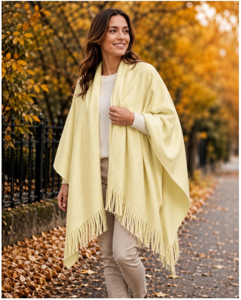 Luxe omslagdoek / poncho - lichtgeel - 180 x 140 cm - fleece One size -