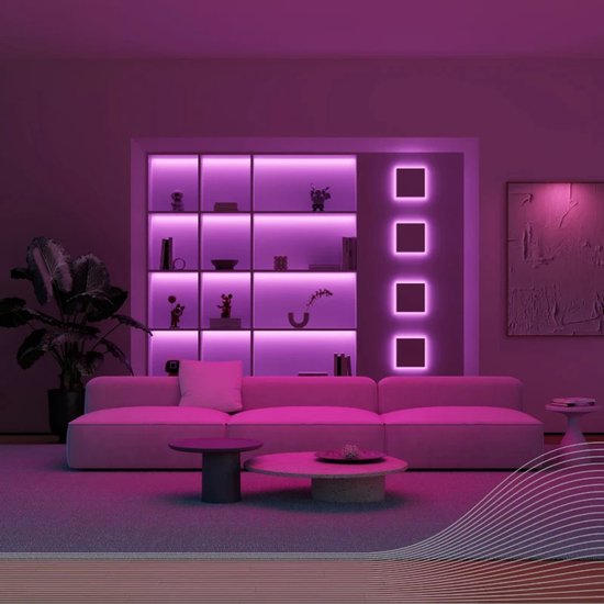 Een woonkamer met een witte bank en een open kast, verlicht met paarse en roze LED-strips. Kunst aan de muur en planten completeren de sfeer.