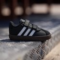 Zwarte adidas VL Court 3.0 schoen met witte strepen en klittenbandsluiting, bruine zool.
