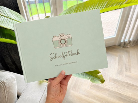 Lichtgroen schoolfotoboek met een illustratie van een camera en de tekst 'Schoolfotoboek Een boek vol herinneringen'.