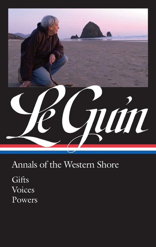 Couverture de livre avec Ursula K. Le Guin assise sur la plage, avec 'Le Guin' et 'Annals of the Western Shore' en gros caractères.