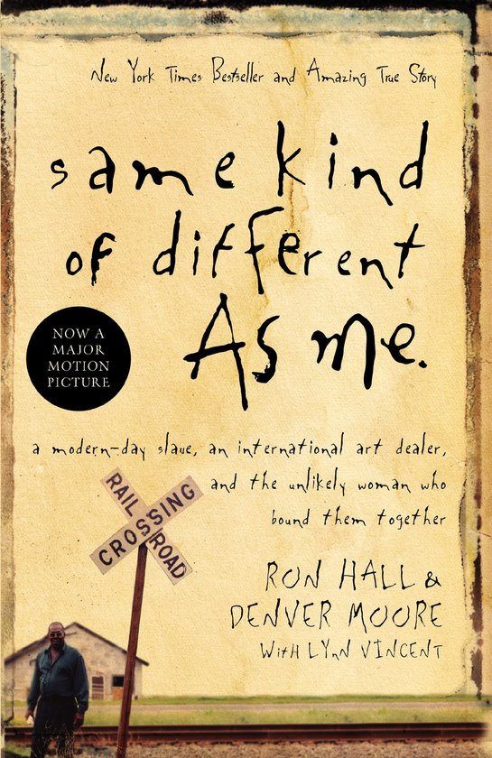 Boekcover van "Same Kind of Different As Me". Tekst: "New York Times Bestseller and Amazing True Story", "NOW A MAJOR MOTION PICTURE". Treinwagon en man op de achtergrond.