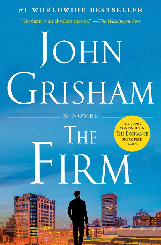 Boekcover van "The Firm" door John Grisham. Een man in pak staat met de rug naar de kijker op een dak, kijkend naar een stadsgezicht bij avondschemering. Titel en naam van de auteur in grote letters.