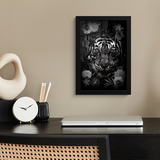 Cadre photo avec affiche Zwart Wit- Tigre parmi les fleurs - noir et blanc - 20x30 cm - Cadre pour affiche