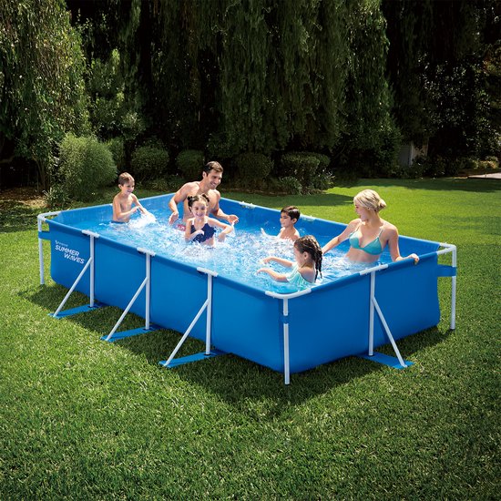 Gezin met kinderen speelt in een blauw rechthoekig frame zwembad in de tuin.