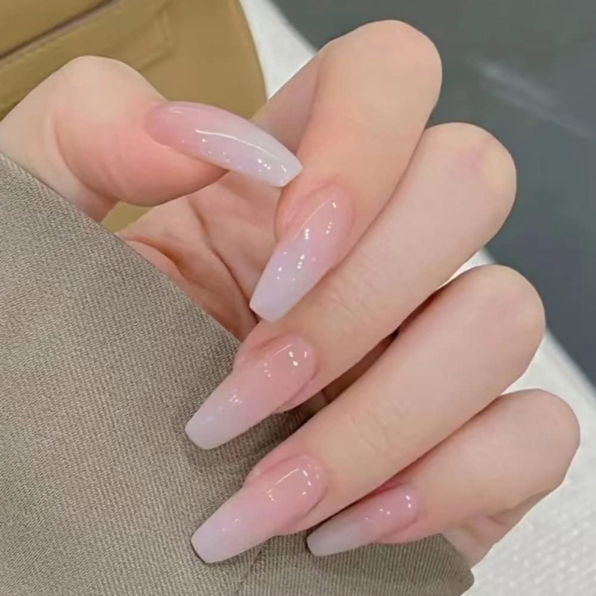 SnelShoppen - 24 Stuks Witte Geleidelijke Lange Coffin Nagels Glanzende Roodstenen Schattige Nude Roze Nepnagels Druknagels voor Vrouwen Meisjes - Per