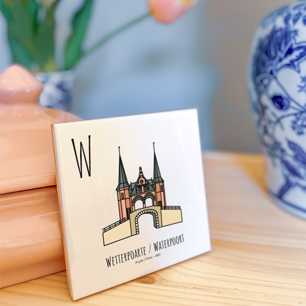 Wetterpoarte / Waterpoort - ABC tegeltje Fryslân-Friesland - Keramiek met Handgetekende Illustratie - Wanddecoratie - Woondecoratie - Relatiegeschenk - Souvenir - 10,8 x 10,8 cm