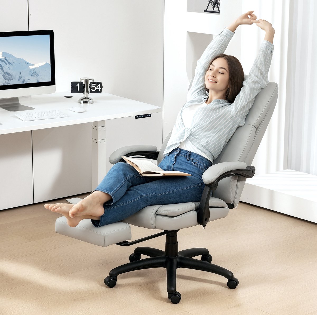 MEUNIQ bureaustoel met massagefunctie en voetsteun, ergonomische directiestoel van kunstleer, hoogteverstelbaar en kantelbaar tot 135°, draaibaar, lichtgrijs