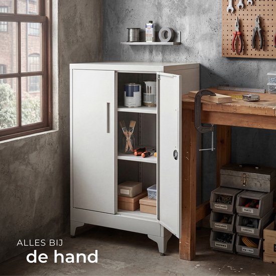 Grijze kast met deuren open, met verfblikken, gereedschap en dozen erin.