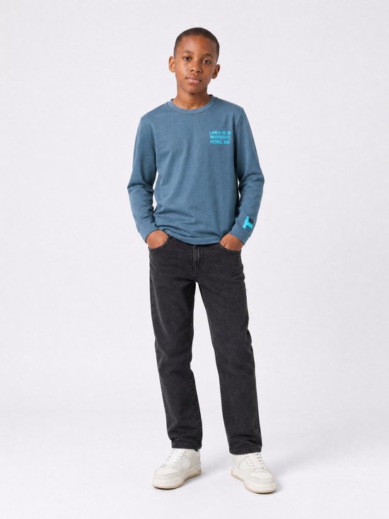Jongen draagt een blauw longsleeve T-shirt met blauwe tekstprint op de borst en op de mouw.