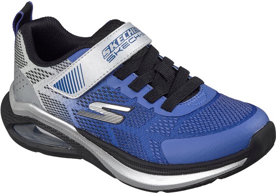 Blauwe Skechers sneaker met zilverkleurige en grijze details, klittenbandsluiting en zwarte veters.