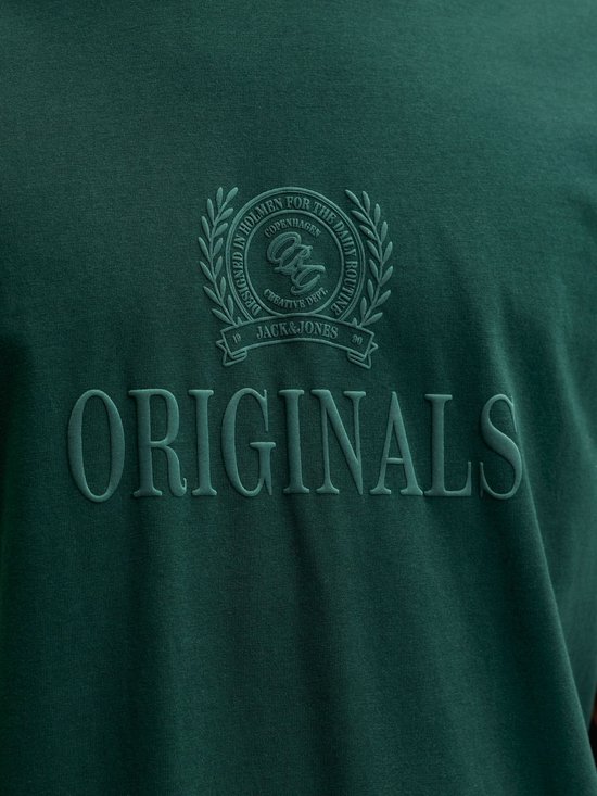 Close-up van het 'ORIGINALS' logo op een donkergroen Jack & Jones T-shirt.
