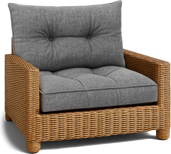 Fauteuil avec accoudoirs en rotin marron et coussins d'assise et de dossier épais gris chiné, boutonnés.
