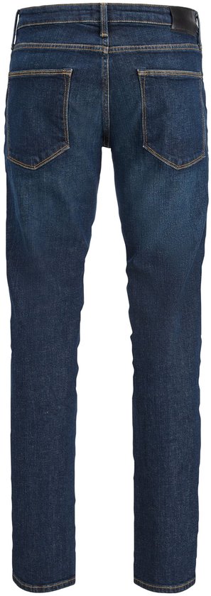 Achterkant van een medium blauwe regular-fit jeans met achterzakken en stiksels.