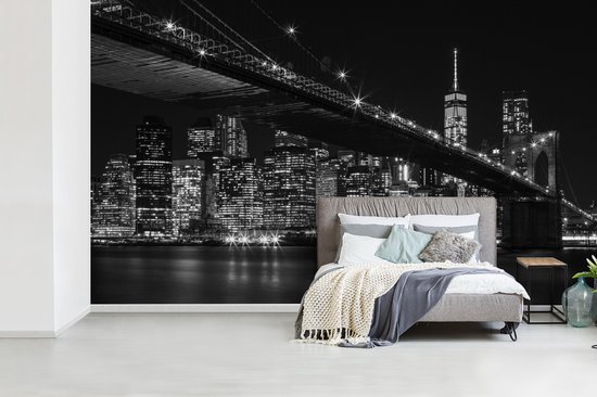 Papier peint Papier peint photo en vinyle - Photo Zwart et blanc du Bridge de Brooklyn à New York la nuit largeur 400 cm x hauteur 240 cm - Tirage photo sur papier peint (disponible en 7 tailles)