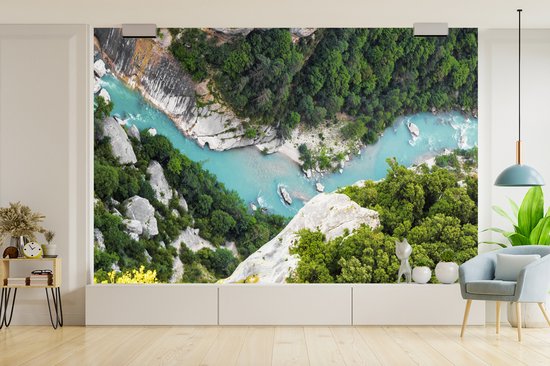 Tapisserie représentant les Gorges du Verdon avec une rivière bleu clair, des rochers et des arbres verts luxuriants.