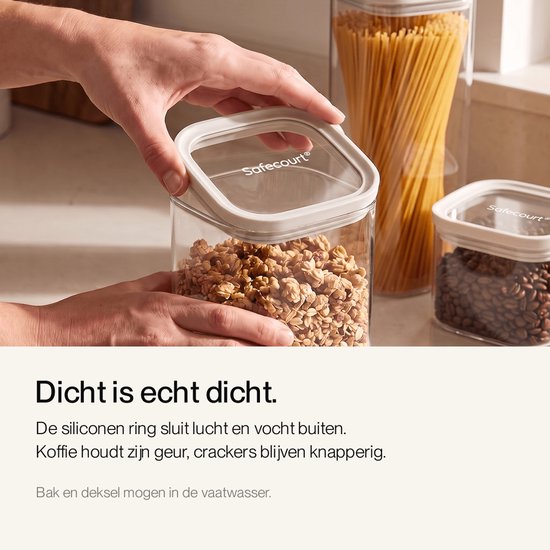 Une main ferme un bocal Safecourt avec du muesli. L'anneau en silicone empêche l'air et l'humidité d'entrer. Grains de café et crackers.