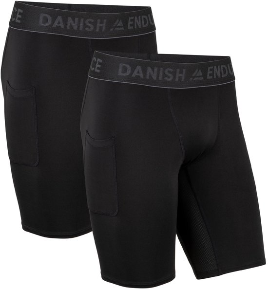 Twee zwarte sportbroeken met zakken en elastische tailleband met tekst. De tekst op de tailleband luidt 'DANISH ENDURANCE'.