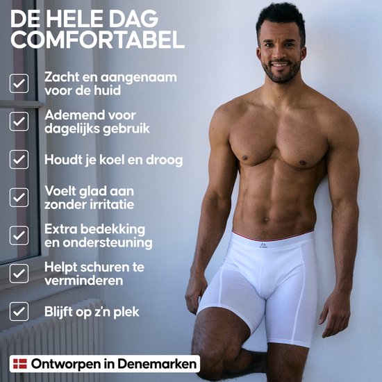 Man in witte boxerbroek, met tekst: DE HELE DAG COMFORTABEL, Zacht en aangenaam, Ademend, Houdt je koel en droog, Voelt glad aan, Extra bedekking, Helpt schuren te verminderen, Blijft op z'n plek, Ontworpen in Denemarken.