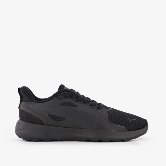 Zwarte PUMA sneaker met gestroomlijnd design en mesh panelen.
