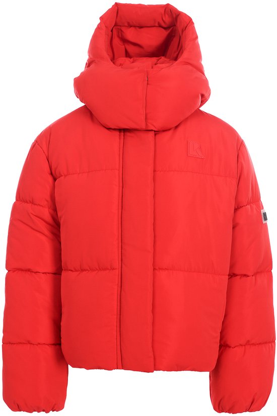 Korte rode puffer jas met capuchon, rits en een geborduurd logo op de borst.