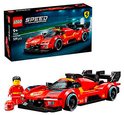 LEGO Speed Champions Ferrari 499P, rouge avec des rayures jaunes, à côté d'un pilote LEGO avec un casque. La boîte est au-dessus.
