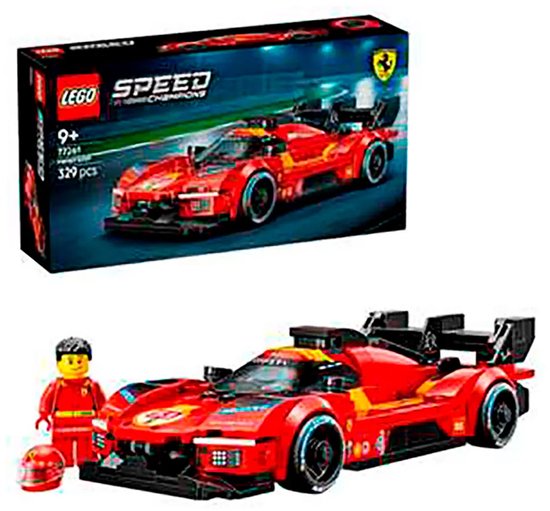 LEGO Speed Champions Ferrari 499P, rouge avec des rayures jaunes, à côté d'un pilote LEGO avec un casque. La boîte est au-dessus.
