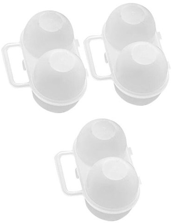 Drie witte kunststof eierhouders voor 2 eieren elk, op een witte achtergrond.