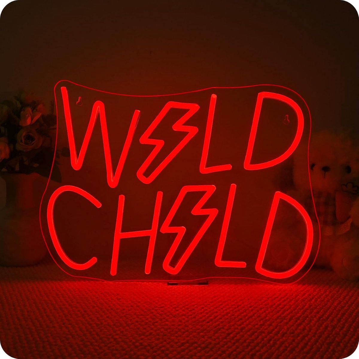 Neon sign - Wild Child - roze licht - sfeer in woonkamer en speelruimte - ShopVlot