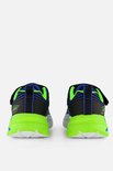 Achterkant van blauwe Skechers jongens sneakers met limegroene hiel, klittenband en lichtjes.