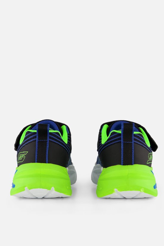 Achterkant van blauwe Skechers jongens sneakers met limegroene hiel, klittenband en lichtjes.