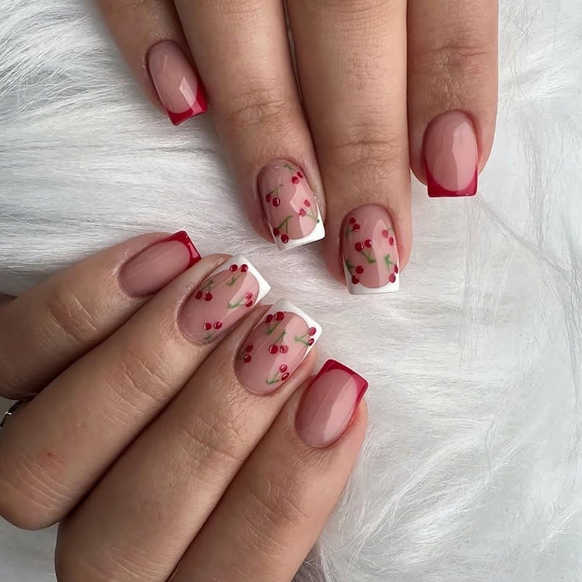 Dailygoods- Kunstnagels 24 Stuks - Franse Tip - Korte Glanzende Nagels - Kersendesign - Inclusief Nagellijm - Duurzaam ABS-Materiaal - Nepnagels