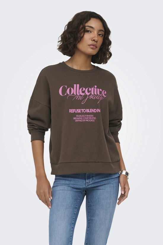 Vrouw in bruine sweater met roze tekst 'Collective Art Society REFUSE TO BLEND IN'.