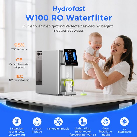 Een moeder houdt haar baby omhoog voor de zilverkleurige Hydrofast W100 RO waterfilter met een kindvriendelijk flesje.
