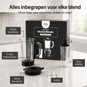 Zwarte keukenblender met glazen kan, to-go beker, deksel en maatbeker.
