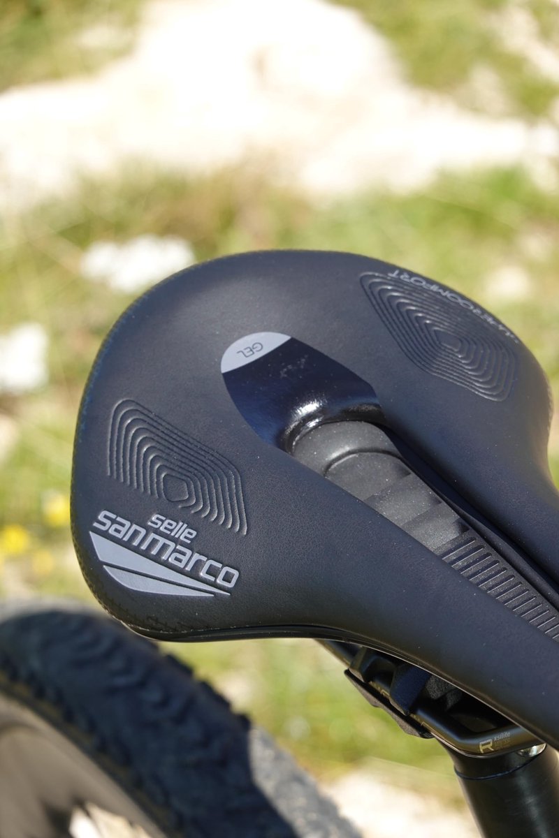 SnelShoppen - Selle San Marco SHORTFIT 2.0 Shield Supercomfort Racing Zadel met Geïntegreerd Spatbord, Anatomische Uitsparing, Extra Gel, Stalen Rail