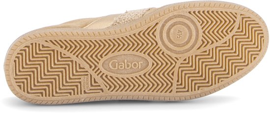 Zool van een lichtbruine suède sneaker met Gabor logo en visgraatprofiel.