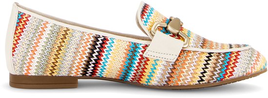 Zijprofiel van multicolor, zigzag gebreide instappers met beige details.