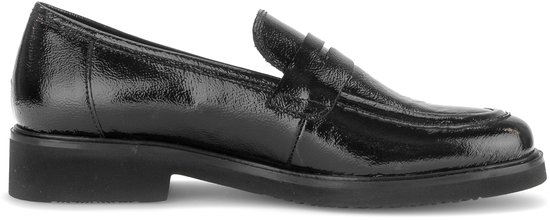 Zwarte lakleren loafer met een dikke zool en een decoratieve band over de wreef.