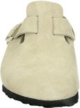 Vooraanzicht van een sandkleurige suède Birkenstock clog met gespen.
