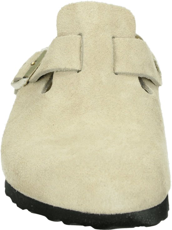 Vooraanzicht van een sandkleurige suède Birkenstock clog met gespen.