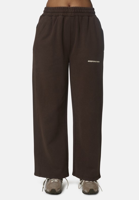 Bruine joggingbroek met elastische tailleband en het GoodForNothing-logo in het wit op de dij.