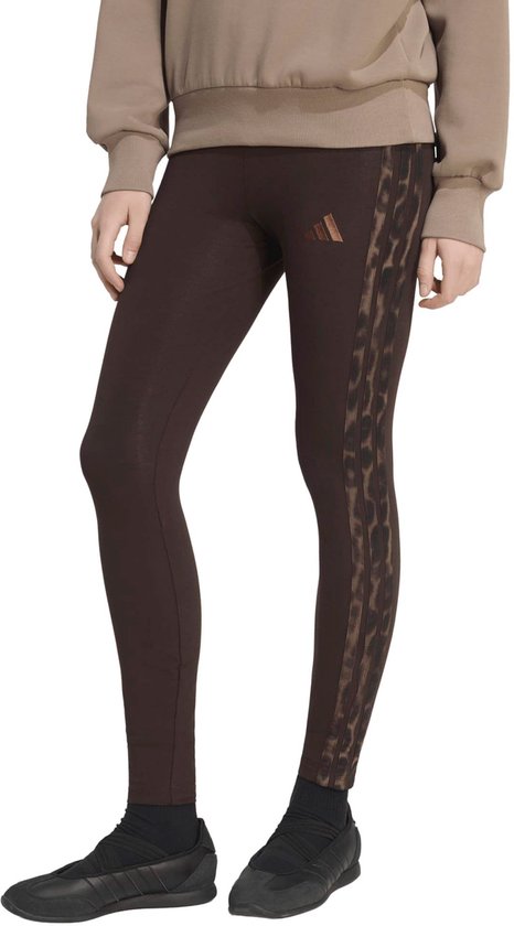 Bruine legging met luipaardprint op de zijkanten en een Adidas logo.