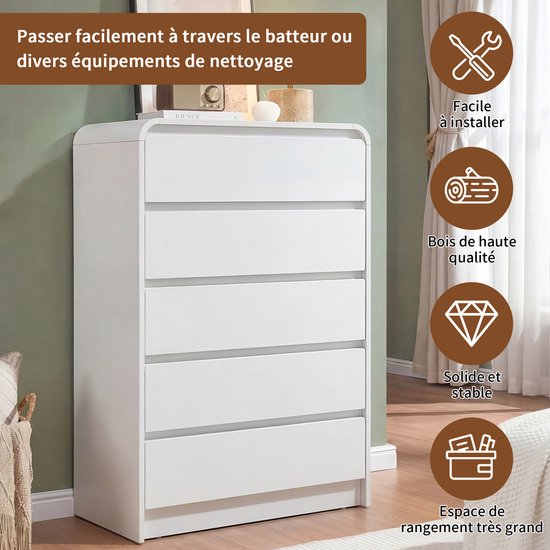 Witte commode met vijf greeploze lades.