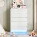 Witte commode met 5 lades, afgeronde hoeken, RGB LED-verlichting aan de onderkant, decoratie van speelgoed en knuffels.