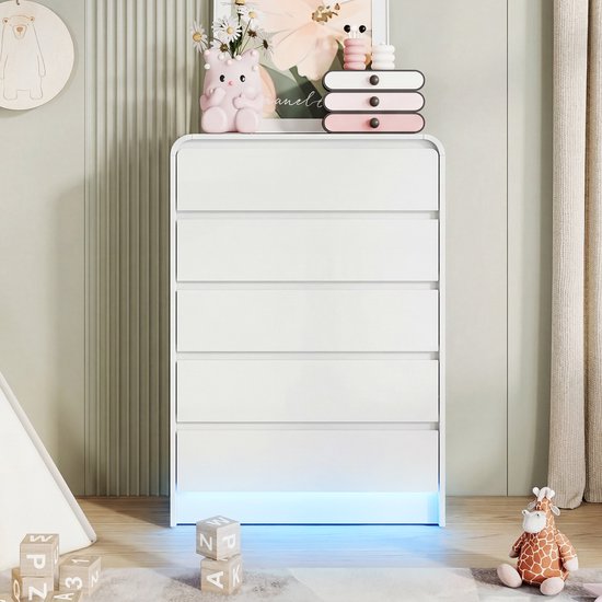 Witte commode met 5 lades, afgeronde hoeken, RGB LED-verlichting aan de onderkant, decoratie van speelgoed en knuffels.