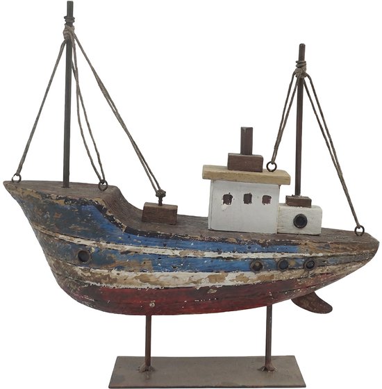 Bateau modèle en bois aux couleurs usées rouge, blanc et bleu, avec mâts et cordes.