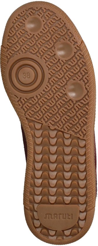 Onderkant van een bordeauxrode Marutil sneaker met bruine zool met grip en het Marutilogo.
