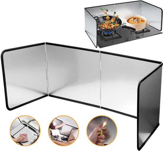 Zilverkleurige driezijdige spatbeschermer op een gasfornuis, met inzetstukken van koken en schoonmaken.