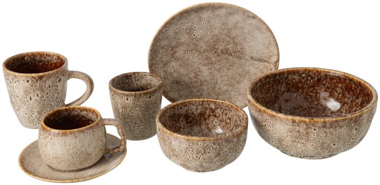 Een set servies met mokken, schaaltjes, een bord en een kom. Alles in taupe met spikkelpatroon.